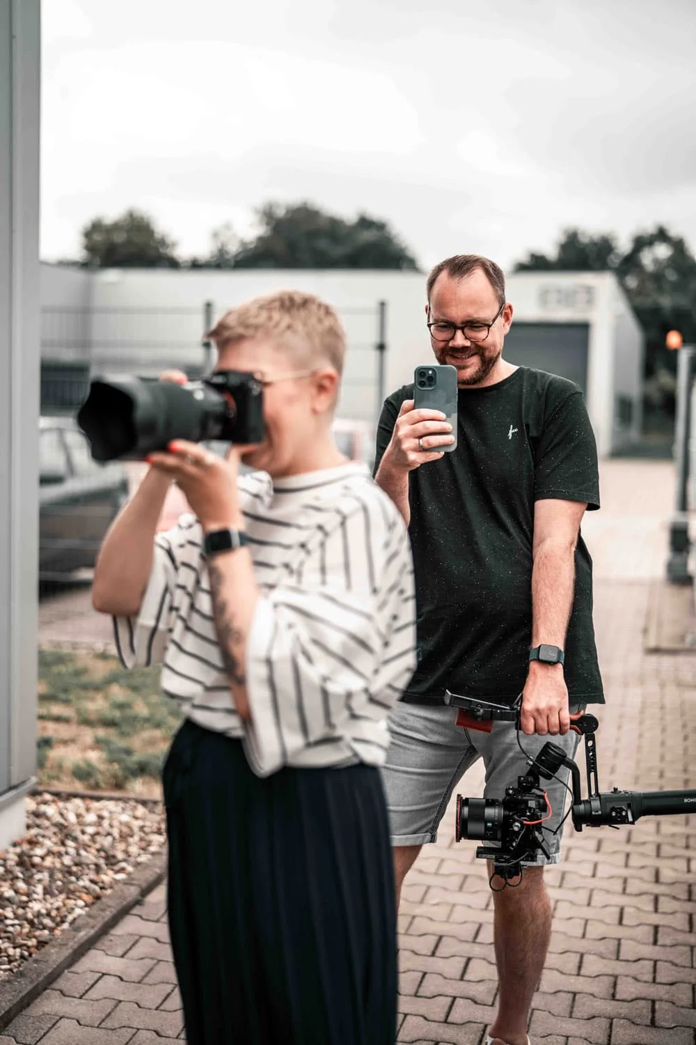 Anja fotografiert bei einer Produktion vor Ort